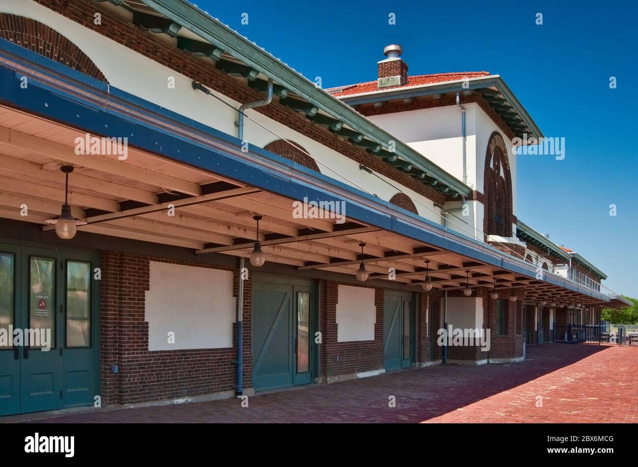 Santa Fe Railroad Depot, style colonial espagnol de la renaissance, à Brownwood, région de Hill Country, Texas, États-Unis Banque D'Images