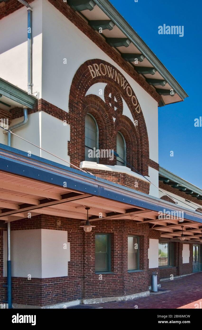 Santa Fe Railroad Depot, style colonial espagnol de la renaissance, à Brownwood, région de Hill Country, Texas, États-Unis Banque D'Images