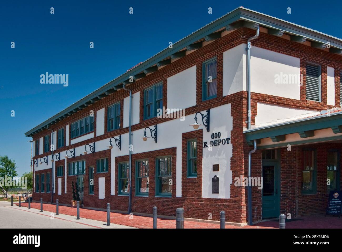 Centre d'accueil et Chambre de commerce de la maison historique Harvey House, de style colonial espagnol, à Brownwood, région de Hill Country, Texas, États-Unis Banque D'Images