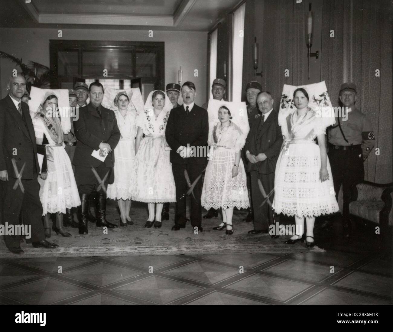 Groupe de costumes Spreewaelder dans la Chancellerie de Reich à Frick, Goering, Hitler, Kube Heinrich Hoffmann photographies 1933 photographe officiel d'Adolf Hitler, et un politicien et éditeur nazi, qui était membre du cercle intime d'Hitler. Banque D'Images