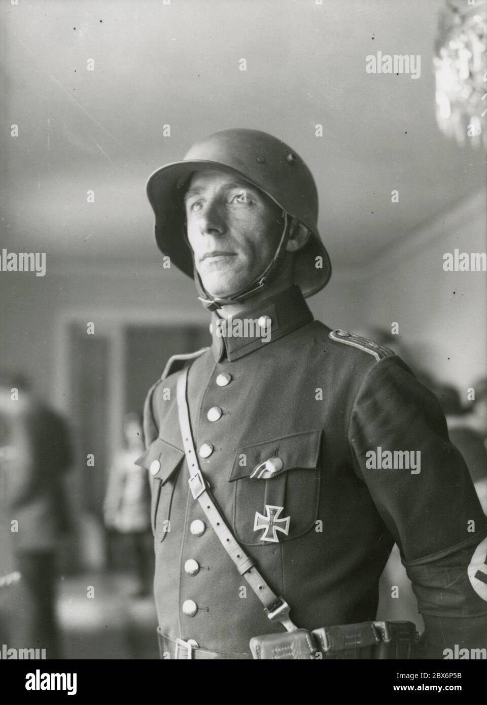 Hitler accueille une délégation de combattants de Freikorps de la période d'après-guerre à la Chancellerie de Reich Heinrich Hoffmann photographies 1933 Adolf Hitler photographe officiel, et un politicien et éditeur nazi, qui était un membre du cercle intime d'Hitler. Banque D'Images