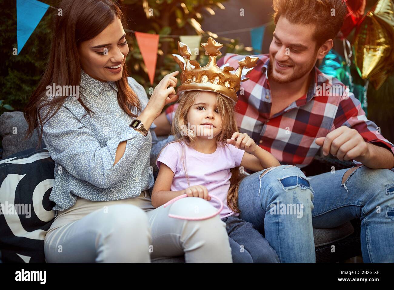 Parents heureux avec fille célébrant l'anniversaire Banque D'Images