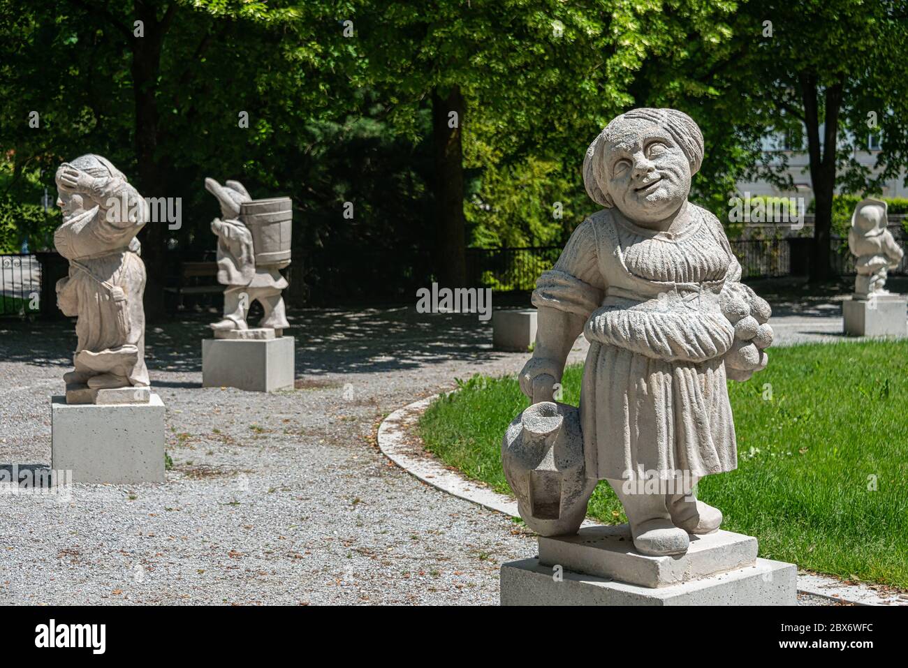 Statues naines dans le jardin Dwarf. Le jardin Mirabellgarten ou Mirabell est le jardin du Palais Mirabell de Salzbourg. Autriche Banque D'Images