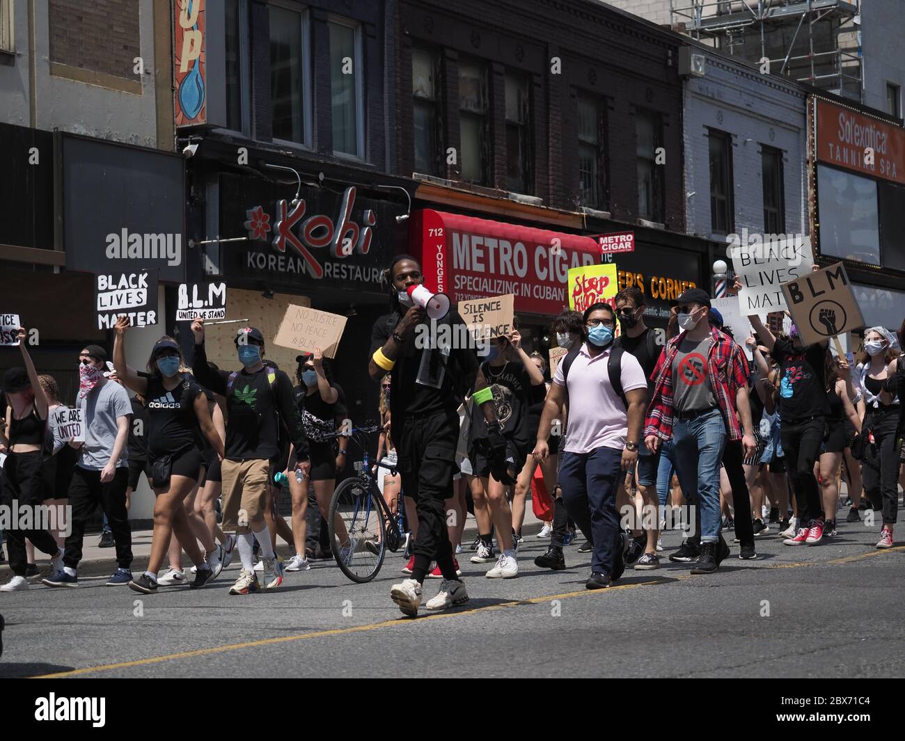 Toronto, Ontario, Canada. 5 juin 2020. Les vies noires sont importantes et défilent dans le centre-ville de Toronto en solidarité avec les manifestants aux États-Unis et dans le monde entier. Crédit : Arlyn McAdorey/Alay Live News. Banque D'Images