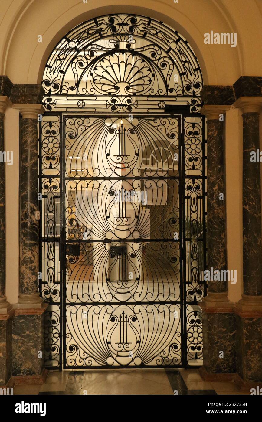 Porte en fer ornementale à thème musical Séville Photo Stock - Alamy