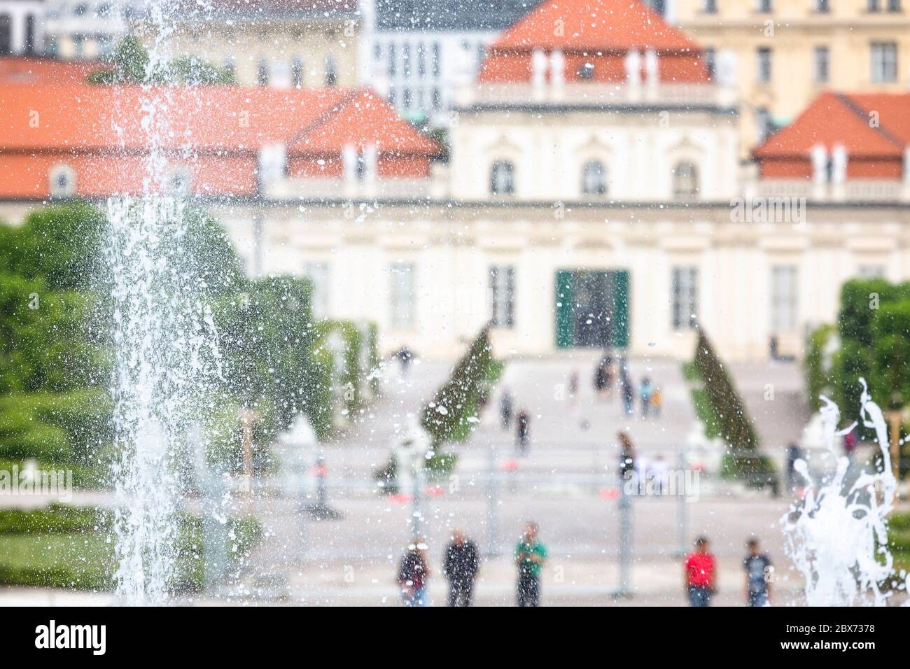 Vue sur le Belvédère inférieur dans le parc du Palais du Belvédère de Vienne, Autriche avec l'accent sur une fontaine dans le jardin. Banque D'Images