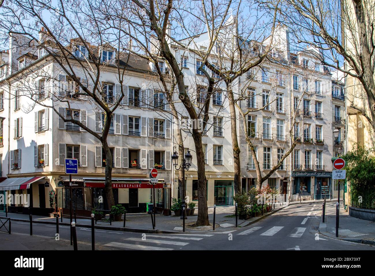 Paris, France - 10 avril 2020 : bâtiments typiques de Haussmannien dans le quartier latin lors des mesures de confinement dues au covid-19 Banque D'Images