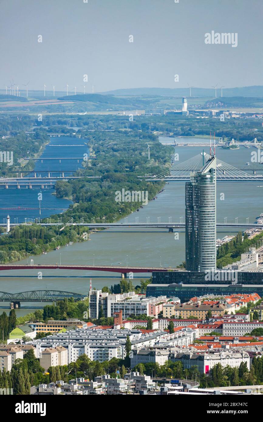 Vue d'une colline de vignoble au-dessus de Vienne, Autriche au Danube avec la Tour du Millénaire à droite et quelques ponts. Banque D'Images