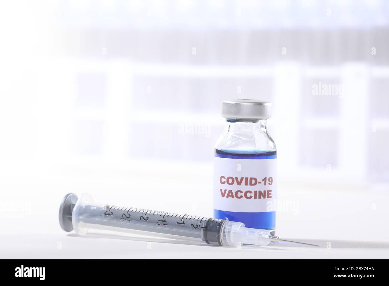 Vaccin contre le virus Covid-19 en flacon prêt à administrer Banque D'Images