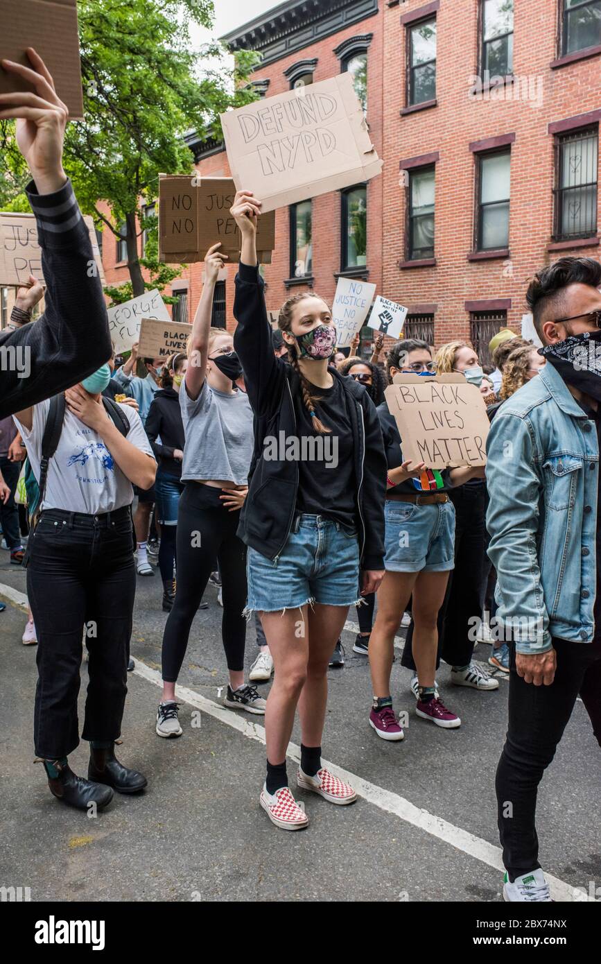 New York City, New York, Etats-Unis - 02 juin 2020: Des milliers de personnes ont protesté en solidarité pour la justice dans la mort de Georg Flyod et ont exigé le changement, Park Slope, Brooklyn , New York City, Etats-Unis. Banque D'Images