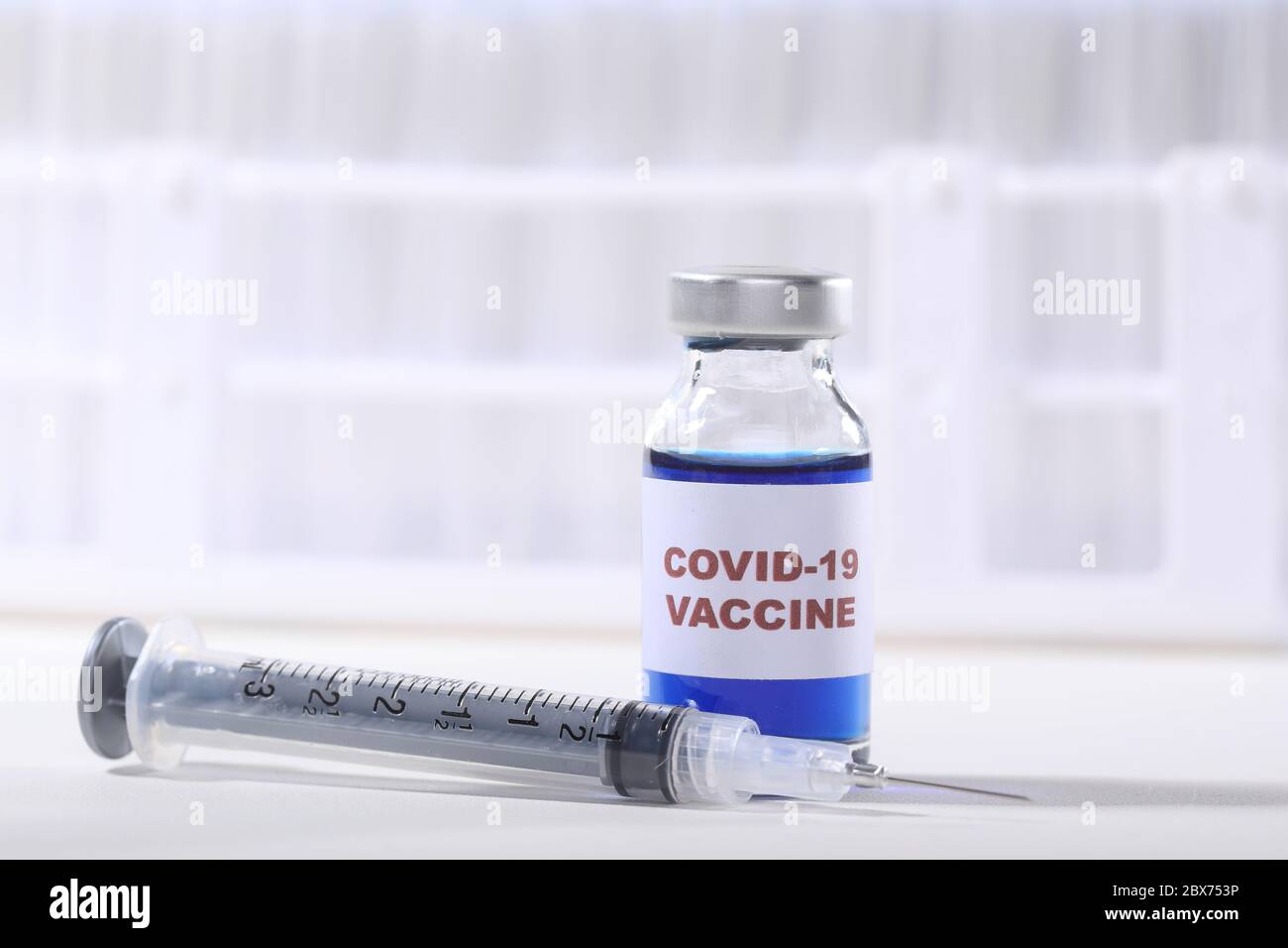 Vaccin contre le virus Covid-19 en flacon prêt à administrer Banque D'Images