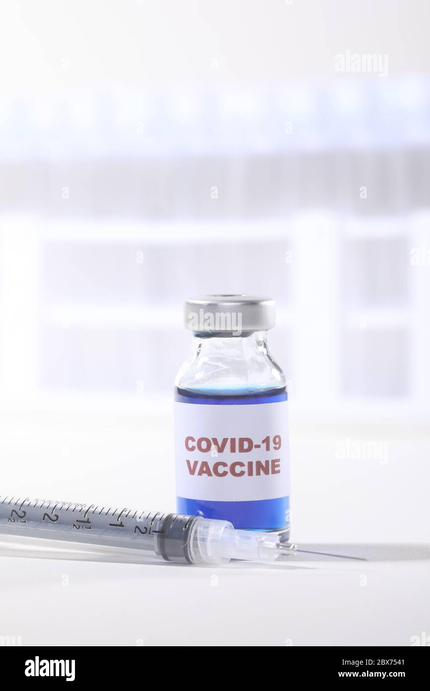 Vaccin contre le virus Covid-19 en flacon prêt à administrer Banque D'Images