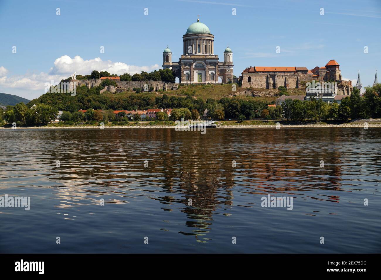 Esztergom, Hongrie vue de l'immense basilique catholique et château royal de la première dynastie des rois de Hongrie. Banque D'Images