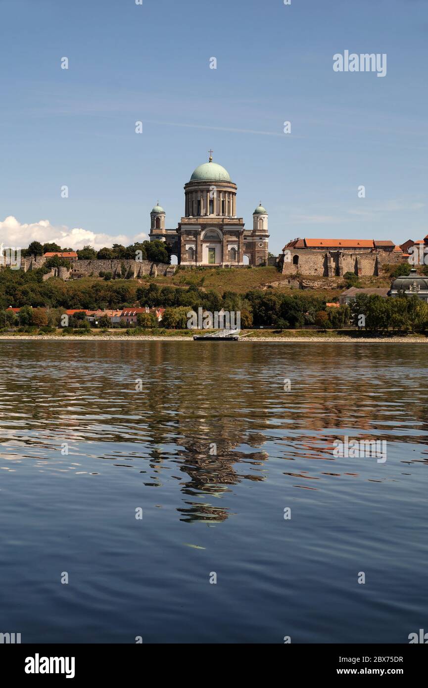 Esztergom, Hongrie vue de l'immense basilique catholique et château royal de la première dynastie des rois de Hongrie. Banque D'Images