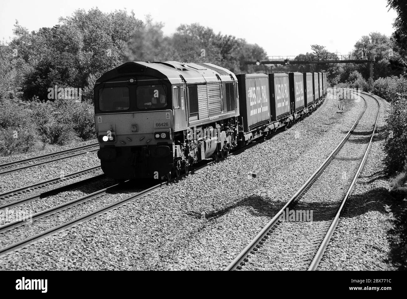 66426 dirige un Daventry - Wentloog 'Tesco Express' à Magor. Banque D'Images 66426 dirige un Daventry - Wentloog 'Tesco Express' à Magor. Banque D'Images