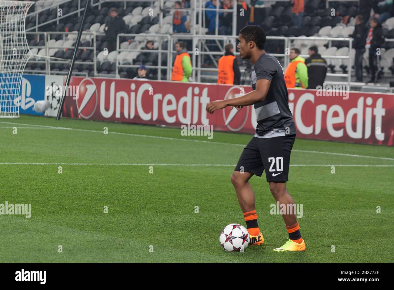 DONETSK, UKRAINE - 5 NOVEMBRE 2013 : Douglas Costa (Shakhtar Donetsk) en préparation avant le match de la Ligue des Champions entre Leverkusen et Shakhtar Don Banque D'Images