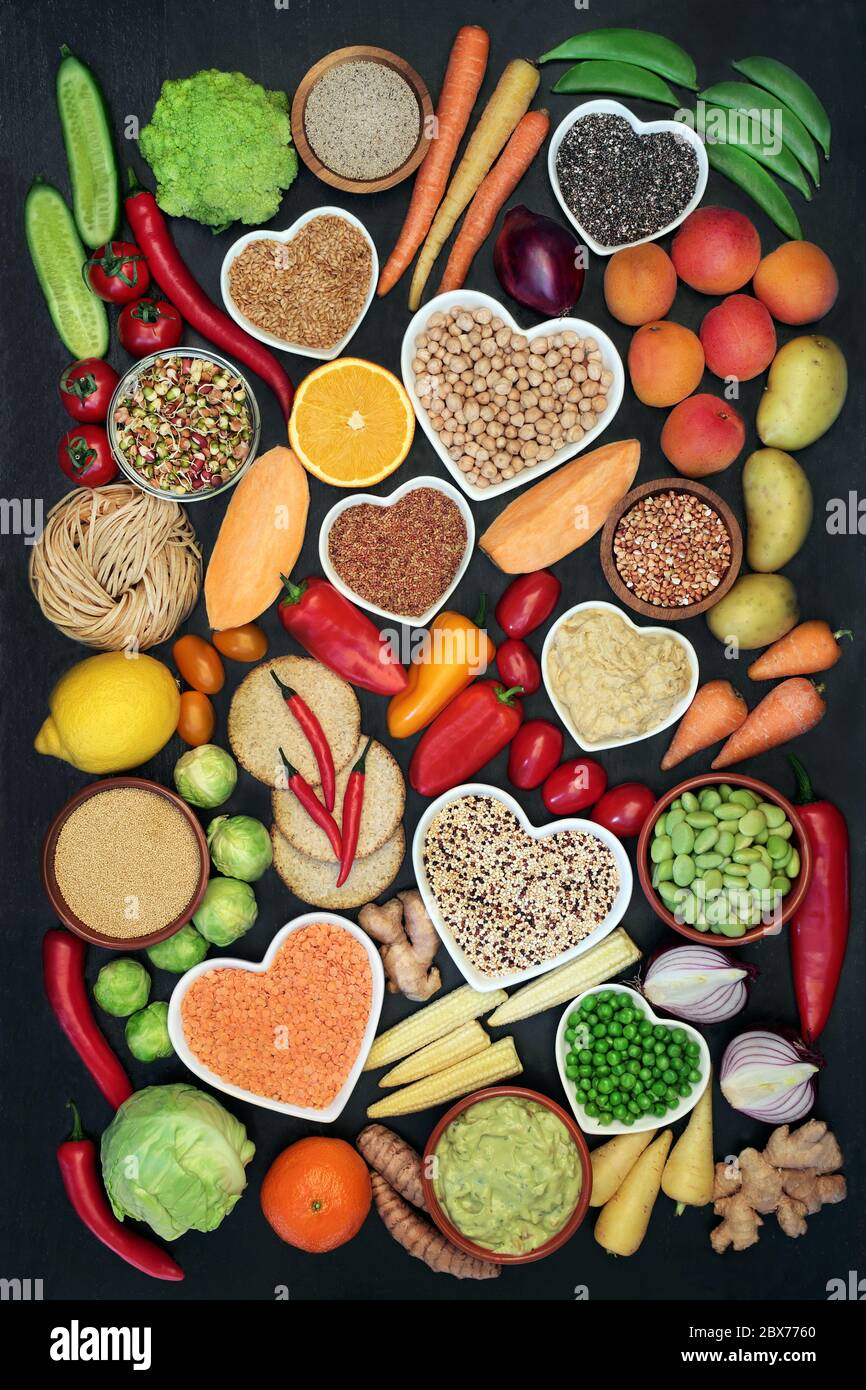 Aliments végétaliens pour un concept de coeur sain avec des aliments riches en protéines, vitamines, minéraux, anthocyanines, antioxydants, glucides intelligents et fibres alimentaires. Plat Banque D'Images