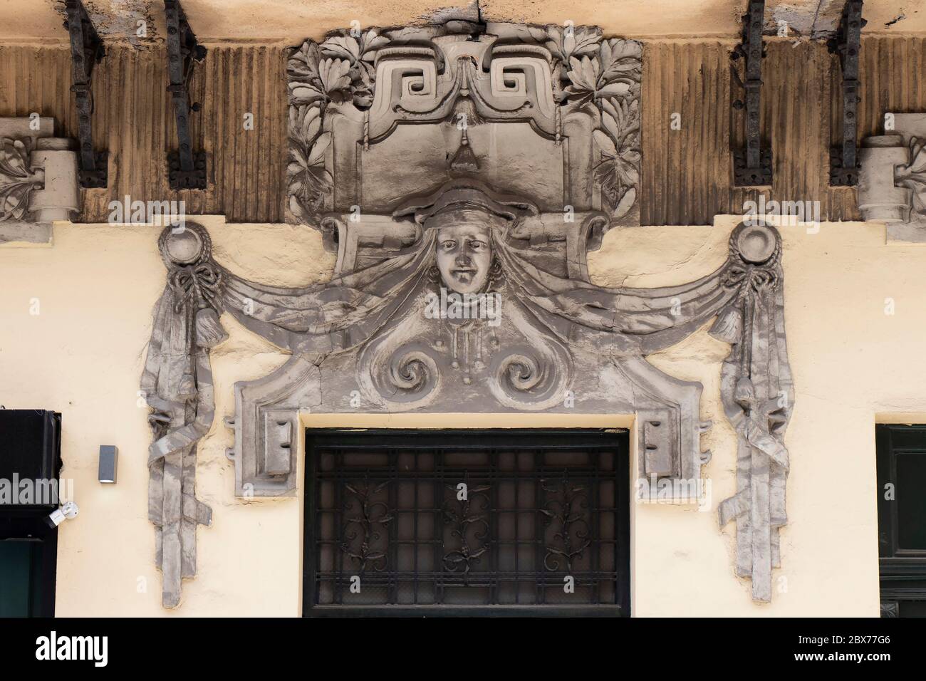 Un relief architectural ornement au-dessus de la porte d'entrée du bâtiment et sous la terrasse, la sécession serbe Banque D'Images