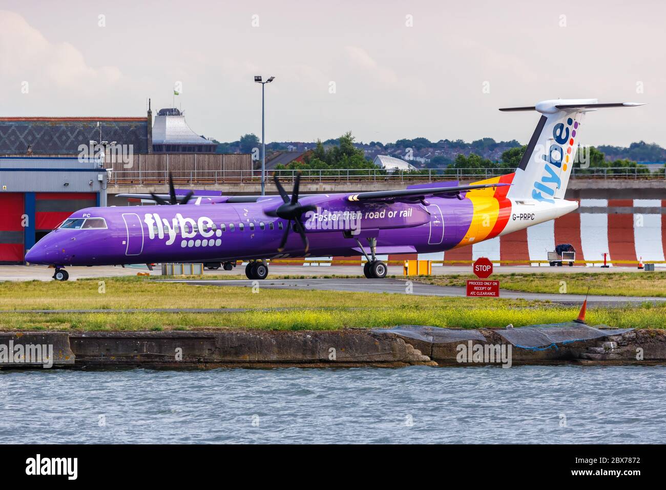 London, Royaume-Uni - 7 juillet 2019 : avion Bombardier DHC-8-400 Airplane London City Airport (LCY) au Royaume-Uni. Banque D'Images