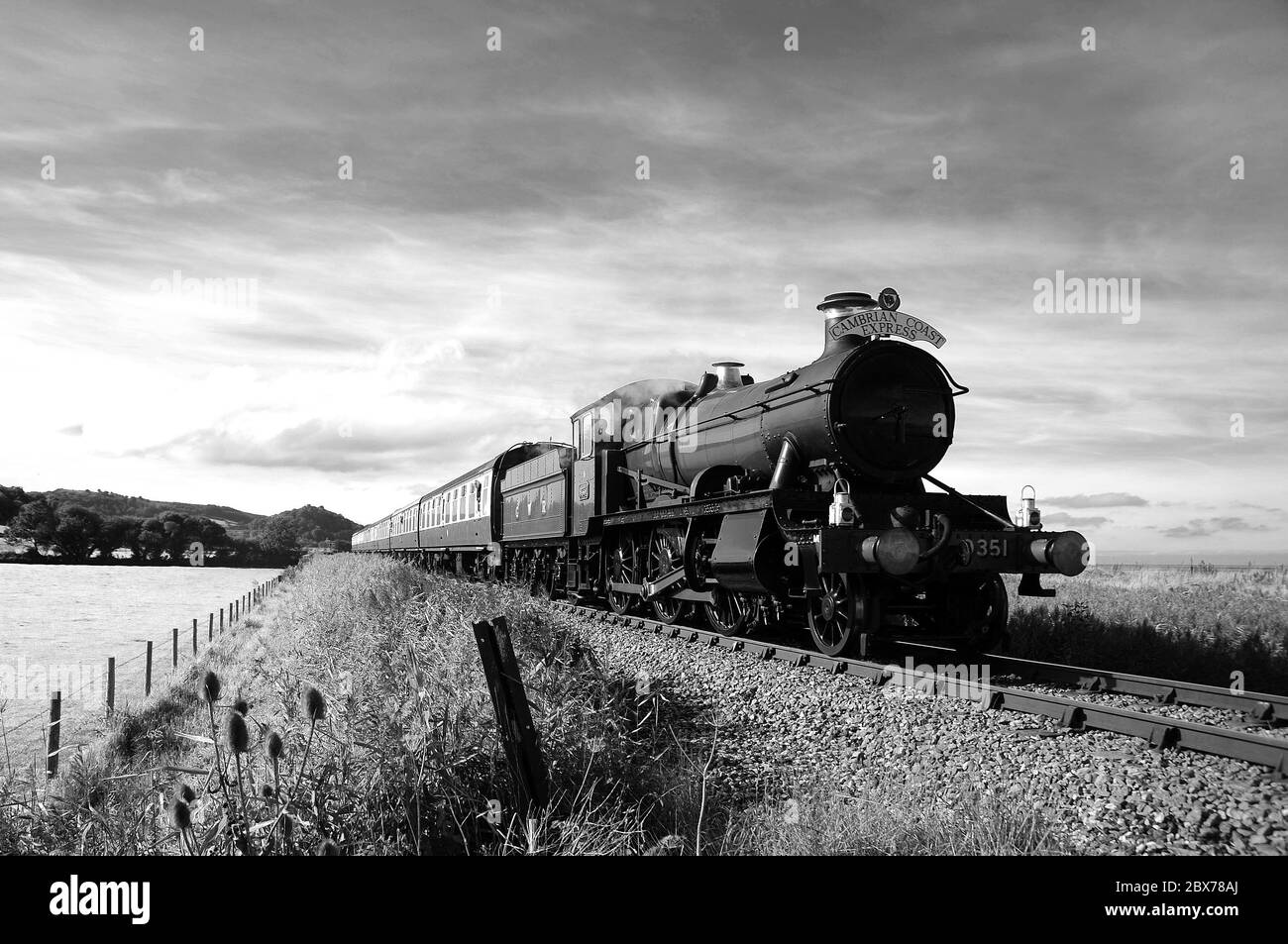 '9351' approche de l'ancre bleue avec un Minehead - Evêques Lydeard train. Banque D'Images