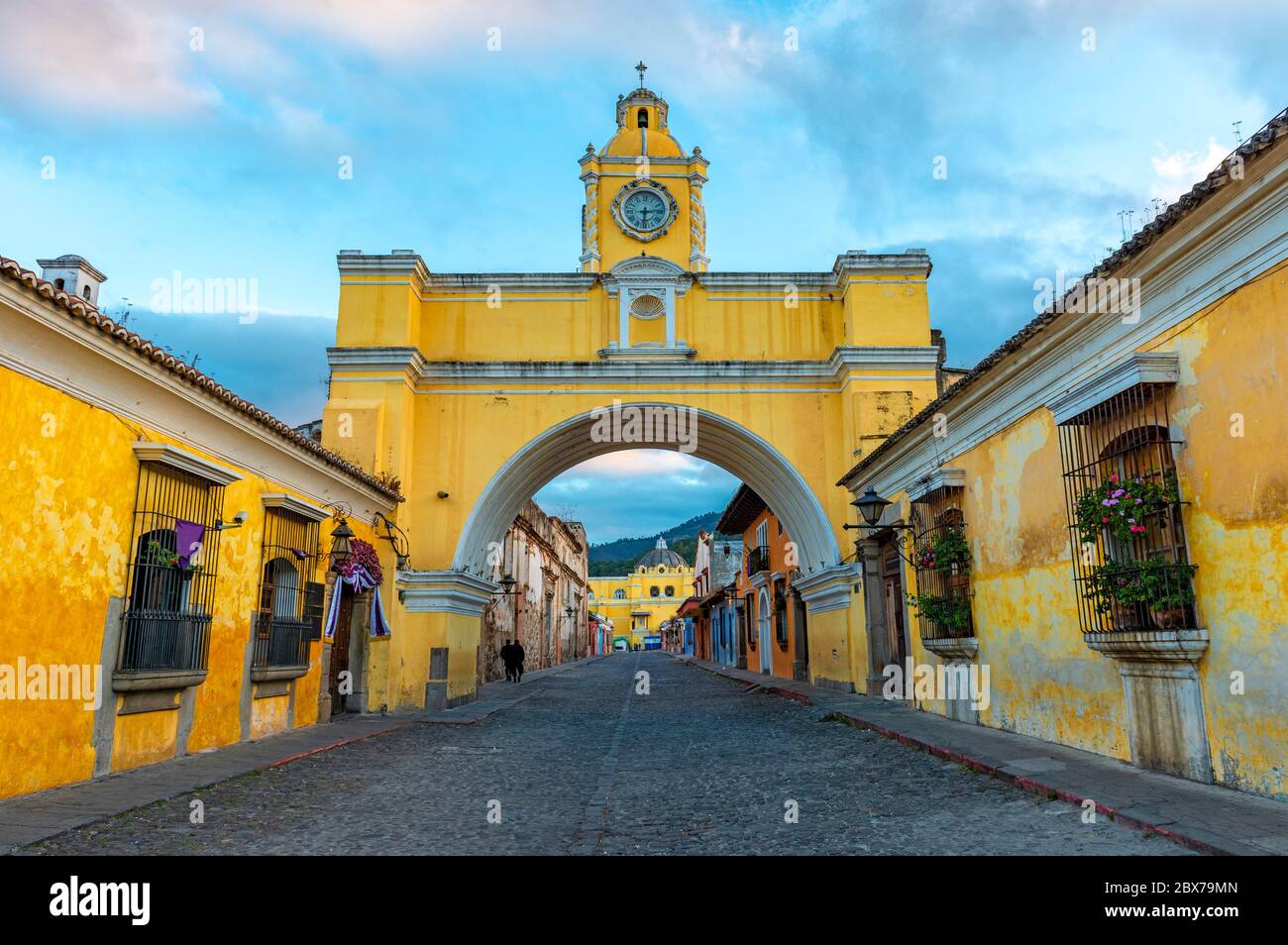 L'arche de Santa Catalina et la rue principale d'Antigua au lever du soleil, Guatemala. Banque D'Images