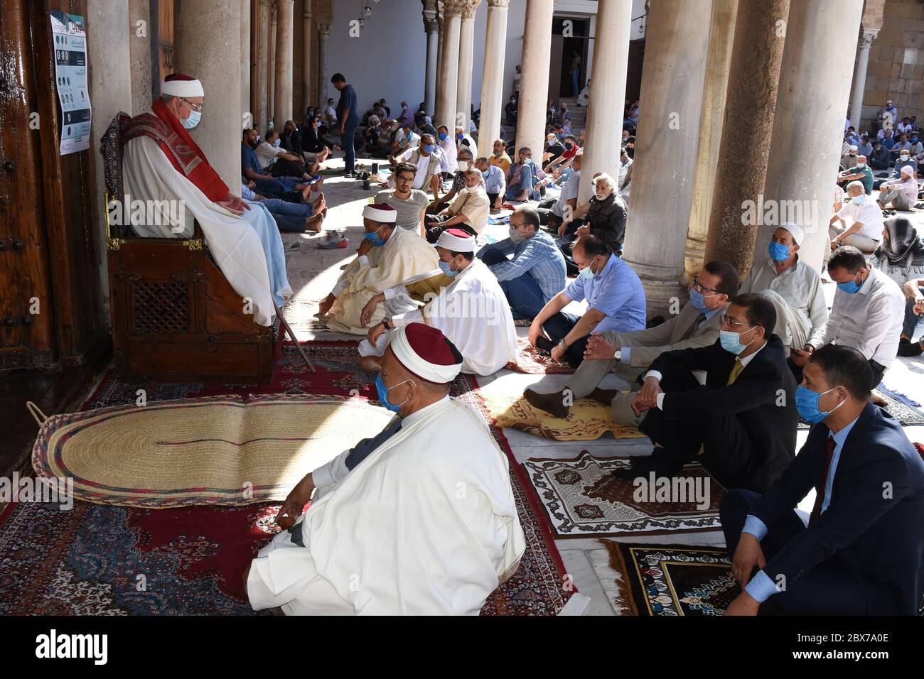 Tunis, Tunisie. 5 juin 2020. Les Tunisiens portant un masque prient dans une mosquée de Tunis, Tunisie, le 5 juin 2020. La troisième phase de la stratégie nationale pour lever partiellement le blocage du coronavirus en Tunisie a été lancée jeudi. Tous les magasins, restaurants, hôtels, administrations publiques et lieux de culte ont rouvert leurs portes. Crédit: Adel Ezzine/Xinhua/Alamy Live News Banque D'Images