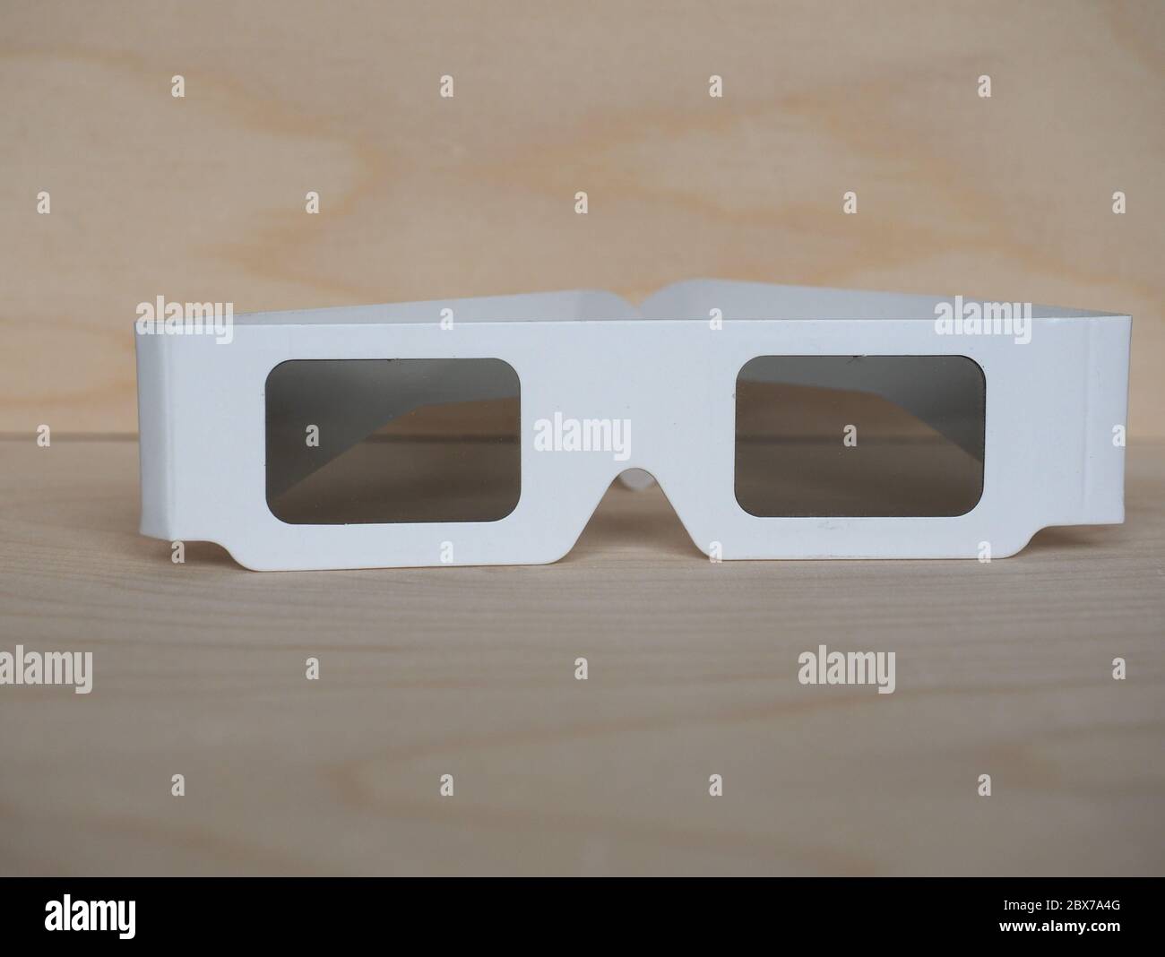 Papier jetables lunettes polarisées passives pour film 3D Photo Stock -  Alamy