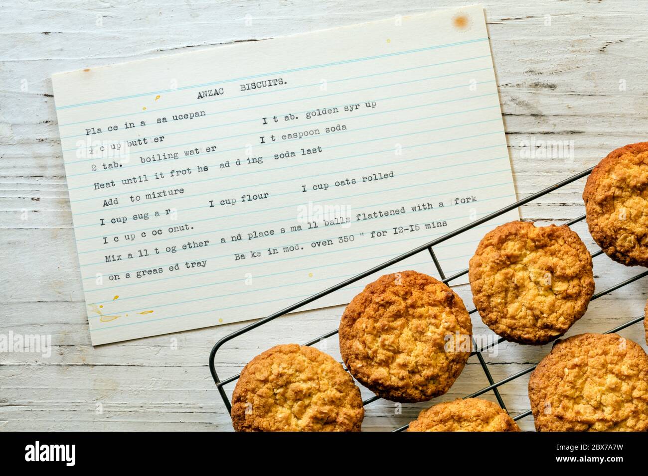 Biscuits Anzac sur support avec recette machine à écrire vintage. Vue de dessus sur le bois rustique. Banque D'Images