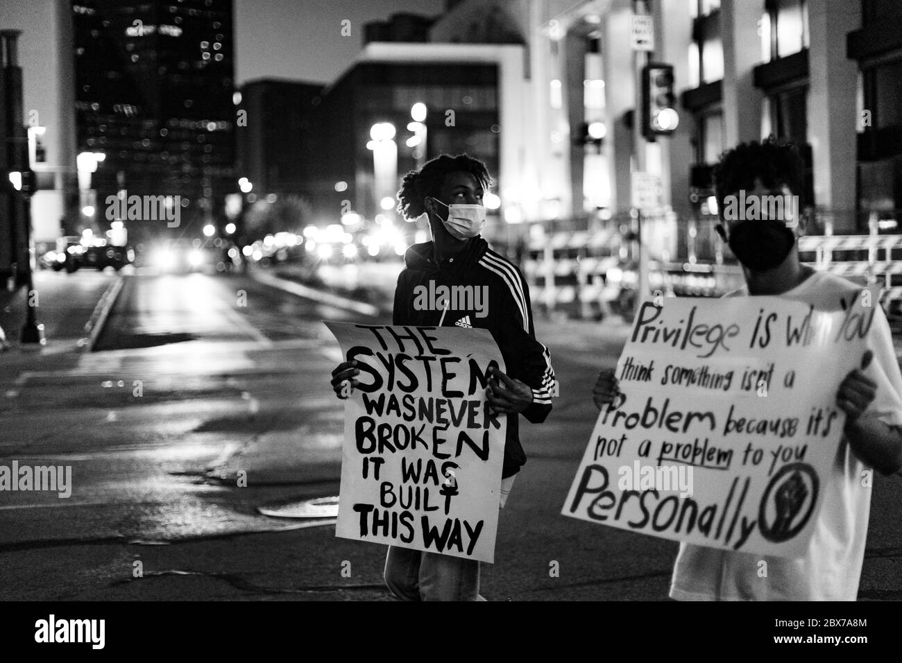 Dallas, Texas / États-Unis - Mai 30 2020 : les manifestants défilant dans les rues de Dallas pour protester contre la mort de George Floyd. Banque D'Images