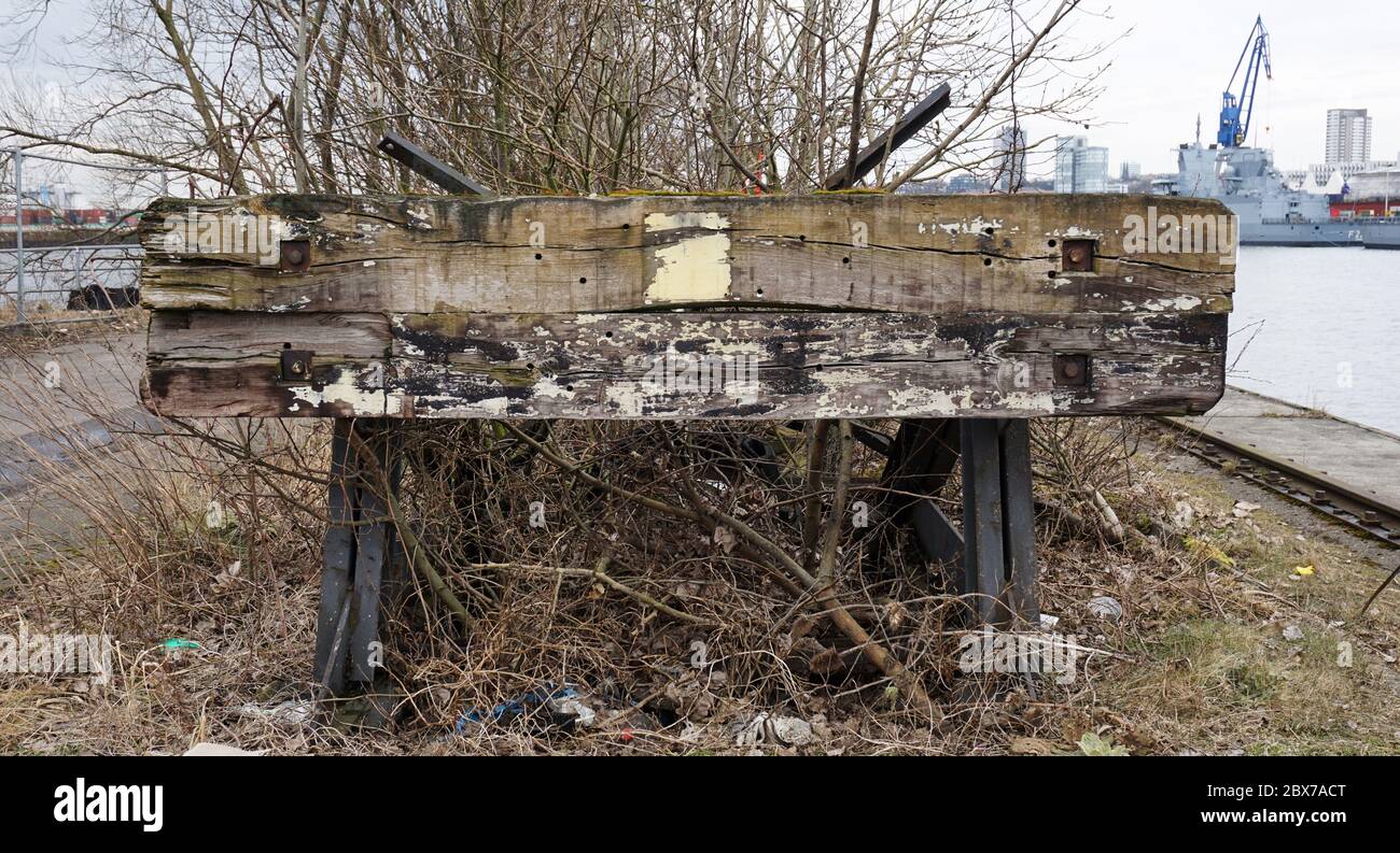 Butée de butée négligée à l'extrémité d'une voie ferrée. Fin d'une route au terminal des conteneurs à Port de Hambourg, Allemagne. Banque D'Images