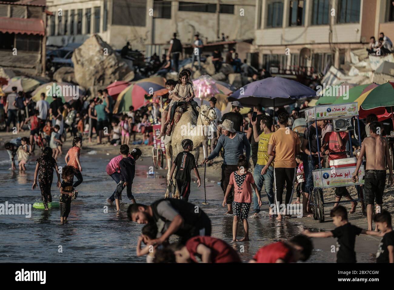 Gaza, Territoires palestiniens. 05e juin 2020. Des gens se rassemblent à la plage de Gaza, après l'assouplissement des restrictions de confinement du coronavirus (Covid-19). Credit: Mohammed Talatene/dpa/Alay Live News Banque D'Images