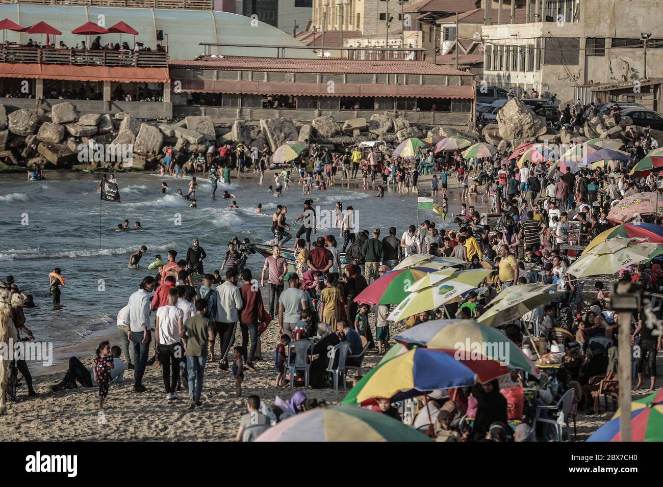 Gaza, Territoires palestiniens. 05e juin 2020. Des gens se rassemblent à la plage de Gaza, après l'assouplissement des restrictions de confinement du coronavirus (Covid-19). Credit: Mohammed Talatene/dpa/Alay Live News Banque D'Images