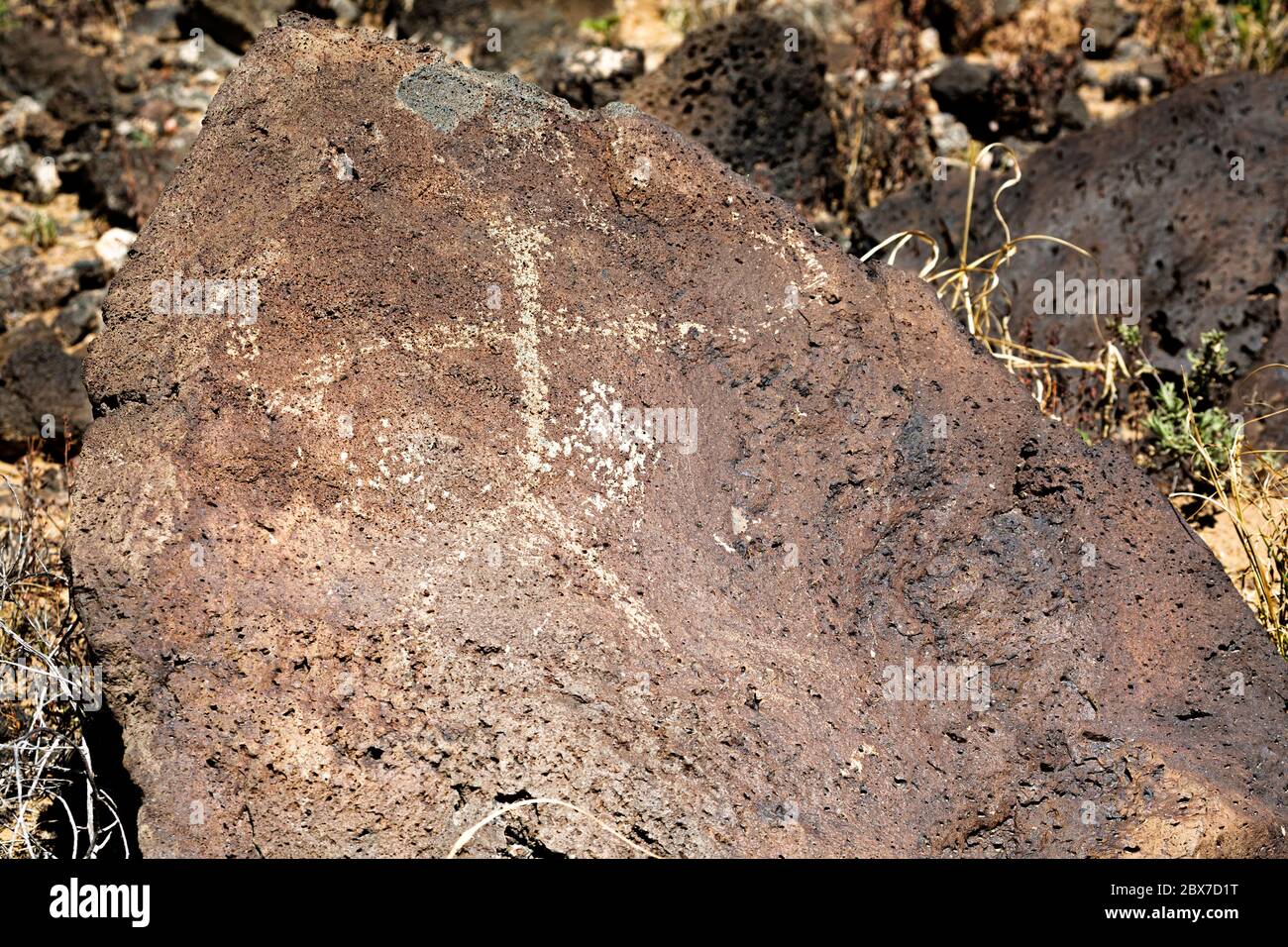 NM00517-00...NOUVEAU MEXIQUE - UN bâton figure pétrogylph dans la région du canyon Rinconada du monument national Petroglyph. Banque D'Images