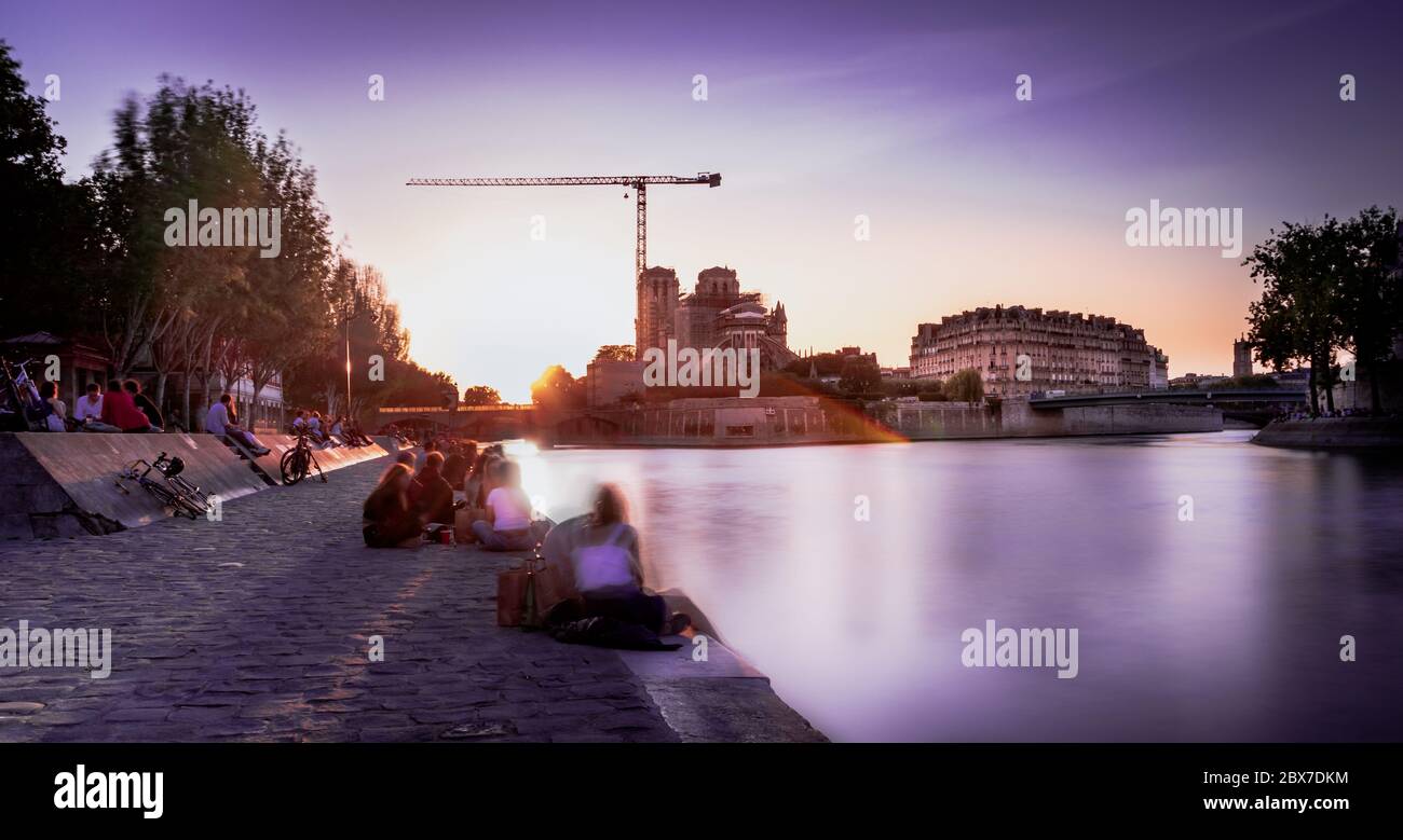 Photo de Paris france mai 05 2020 vue des personnes rassemblées sur le bord de la seine après la levée de la quarantaine (Covid-19) au coucher du soleil, notre Banque D'Images