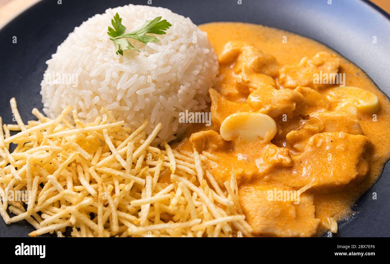 Le poulet s'est sauté avec du riz et des frites (bâtonnets de pommes de terre) sur le plat. Poulet stroganoff, est un plat originaire de la cuisine russe que dans le Brésil i Banque D'Images