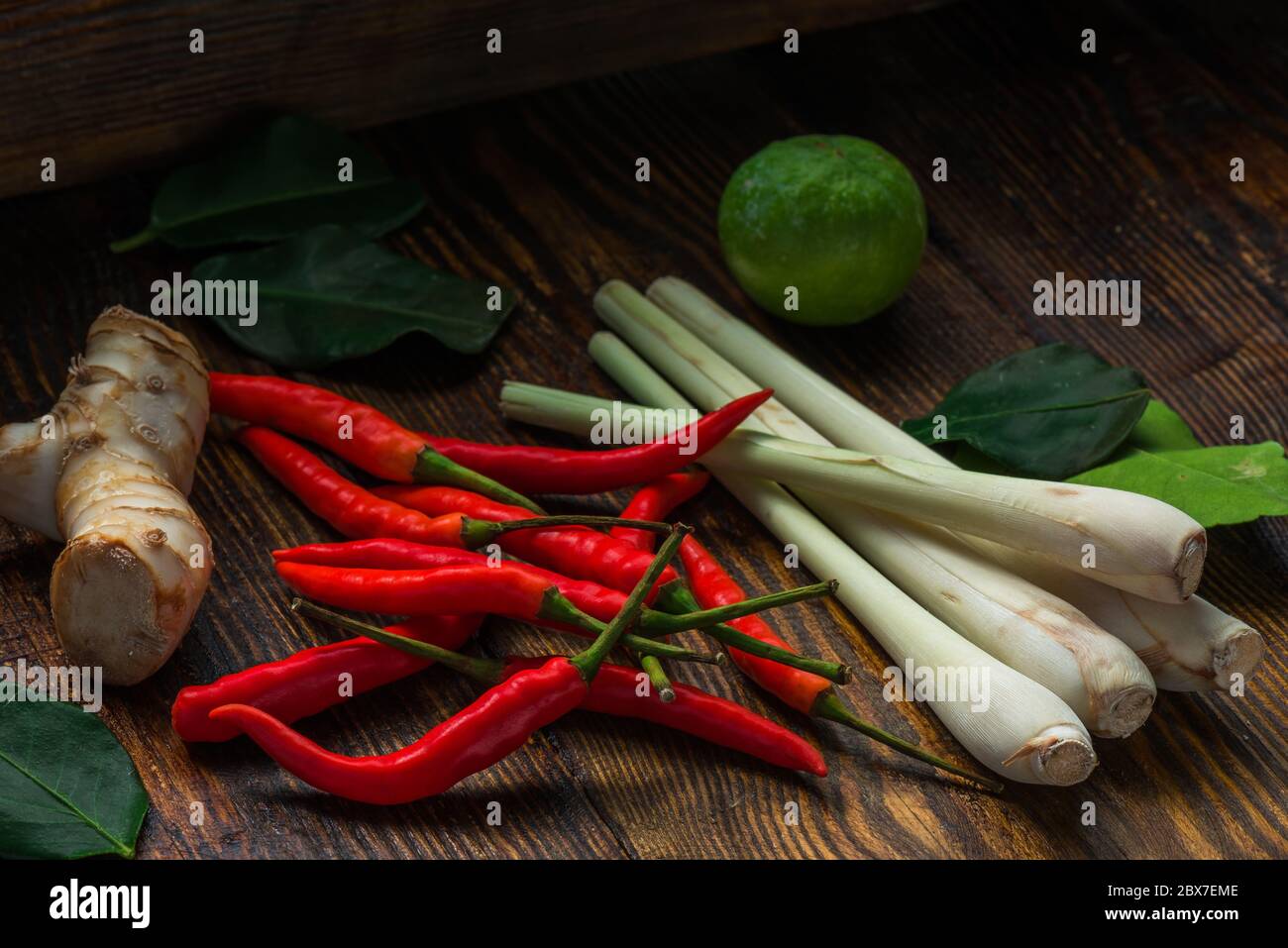 Mini Chili Peppers, galanga racine, lime kaffir et citronelle Banque D'Images