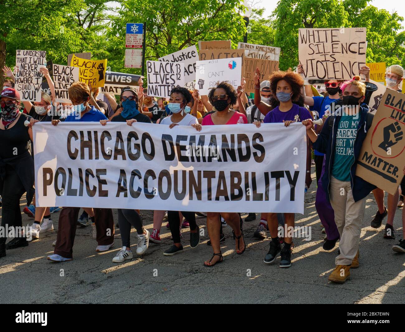 Oak Park, Illinois, États-Unis. 4 juin 2020. Une foule diversifiée de manifestants défilent d'Oak Park Village Hall au poste de police du 15ème District à Chicago et à Central et Madison, pour protester contre le meurtre de George Floyd et d'autres Noirs par la police. Banque D'Images