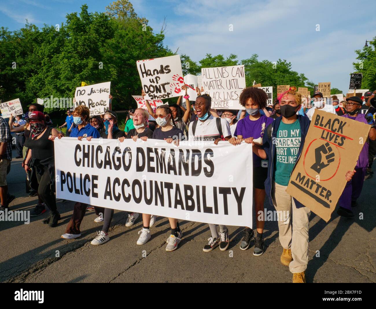 Oak Park, Illinois, États-Unis. 4 juin 2020. Une foule variée de manifestants défilent d'Oak Park Village Hall au poste de police du 15ème District à Chicago et à Central et Madison. La manifestation a eu lieu en réponse à la mort de George Floyd et d'autres Noirs aux mains de la police. Banque D'Images