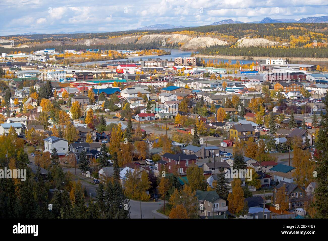 Vue Sur La Ville De Whitehorse Territoire Du Yukon Canada Image Prise Des Sentiers De Randonnee Pres De L Aeroport International Erik Nielsen De Whitehorse Photo Stock Alamy