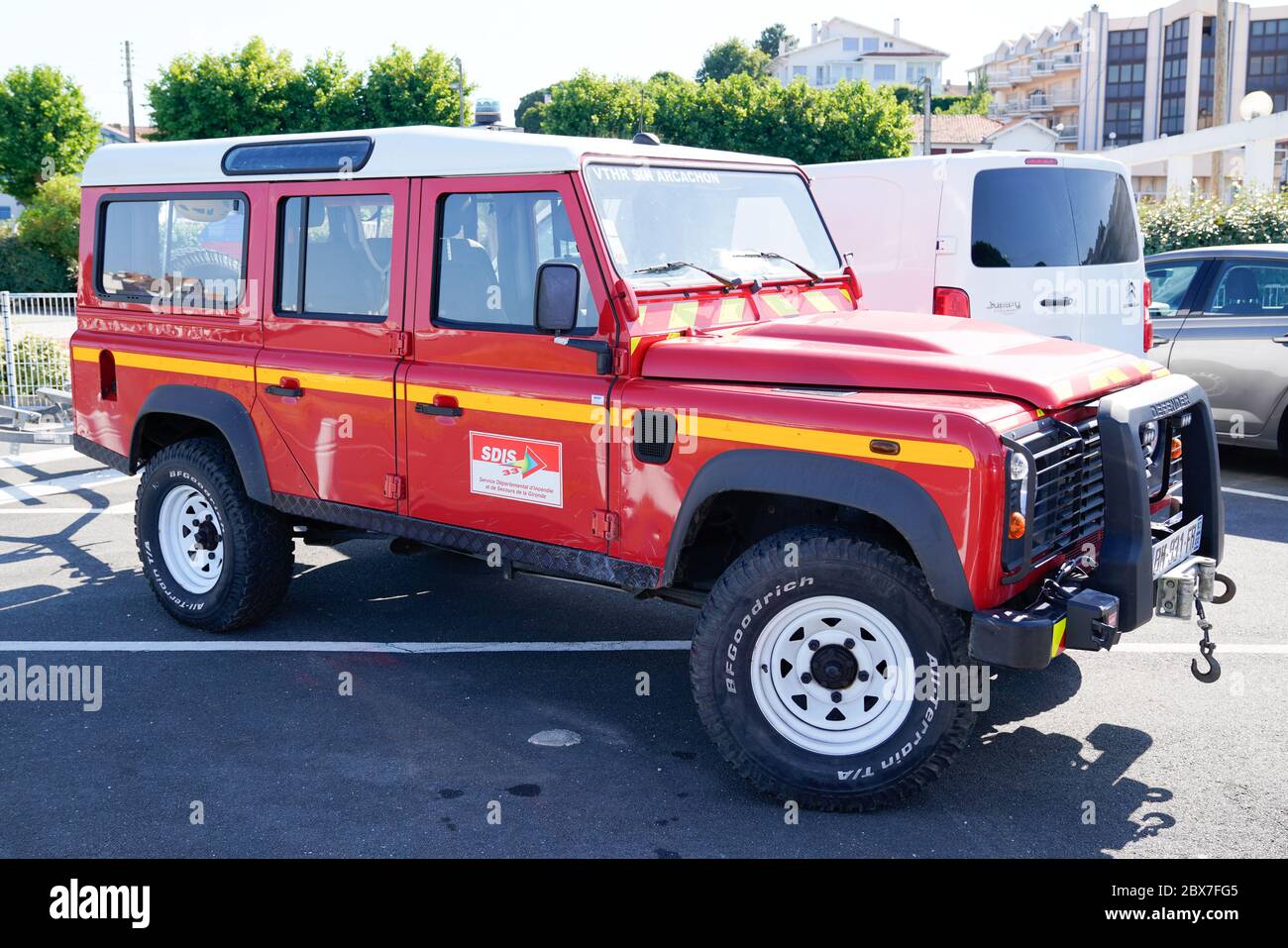 Bordeaux , Aquitaine / France - 06 01 2020 : Land rover défenseur de la voiture pompier pour patrouille incendie Banque D'Images