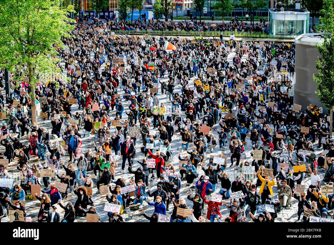 Des gens se rassemblent pour une manifestation Black Lives Matter à Utrecht, pays-Bas, le 05 juin 2020. Des manifestations ont eu lieu dans de nombreuses villes européennes à la suite de la mort de George Floyd et en soutien aux manifestations en cours aux États-Unis. 5 juin 2020 Banque D'Images