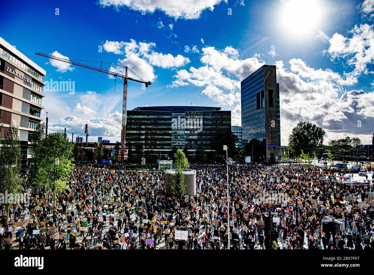 Des gens se rassemblent pour une manifestation Black Lives Matter à Utrecht, pays-Bas, le 05 juin 2020. Des manifestations ont eu lieu dans de nombreuses villes européennes à la suite de la mort de George Floyd et en soutien aux manifestations en cours aux États-Unis. 5 juin 2020 Banque D'Images