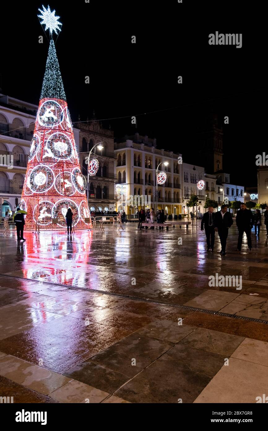 Magnifique sapin de Noël illuminé par des LED. Ecija, Andalousie. Espagne Banque D'Images