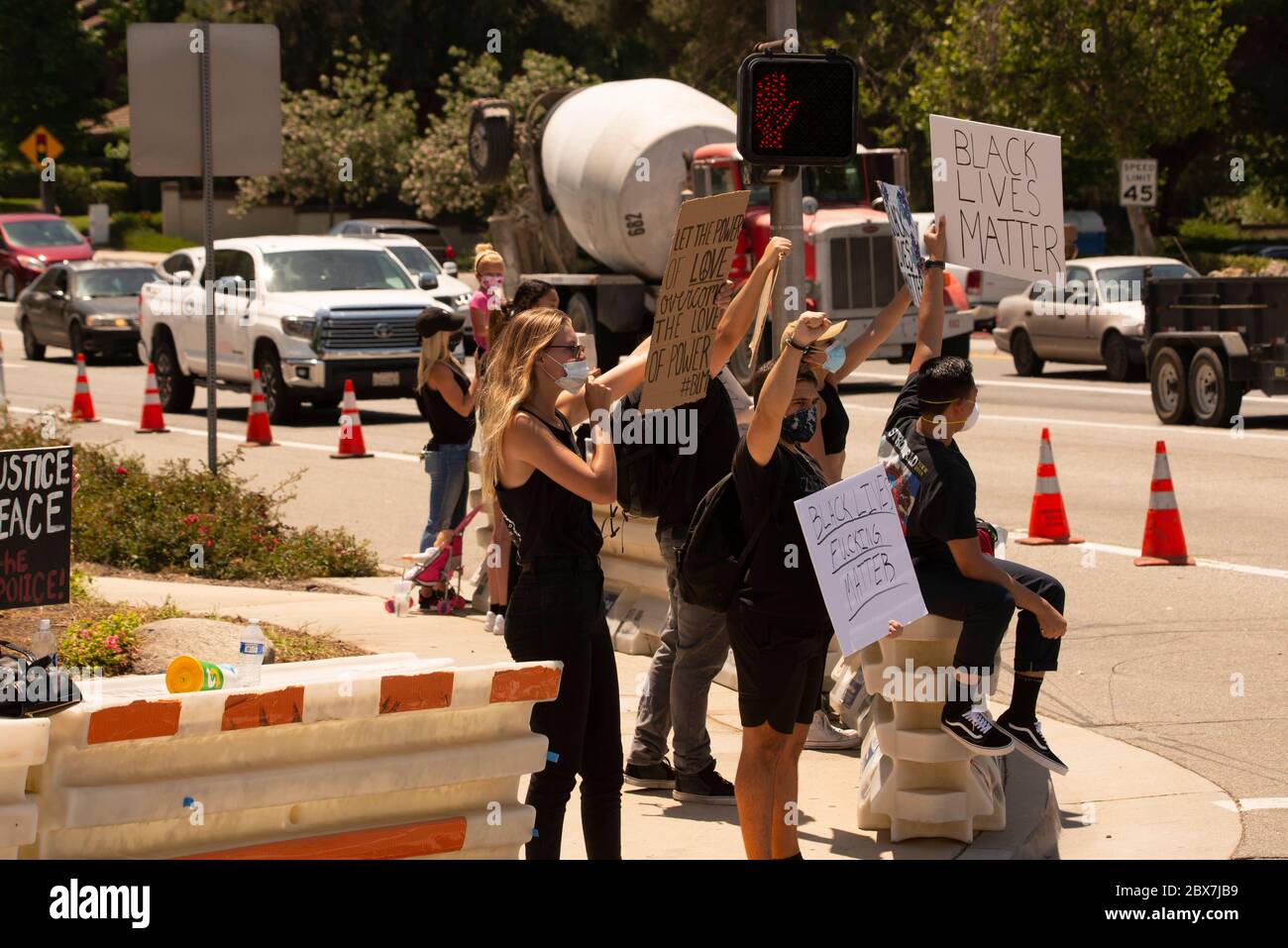 Les Protesors à un coin de rue à Temecula, Californie, Etats-Unis le 3 juin 2020 pour appeler à la justice pour George Floyd et toutes les vies noires perdues à cause de la brutalité policière. Banque D'Images