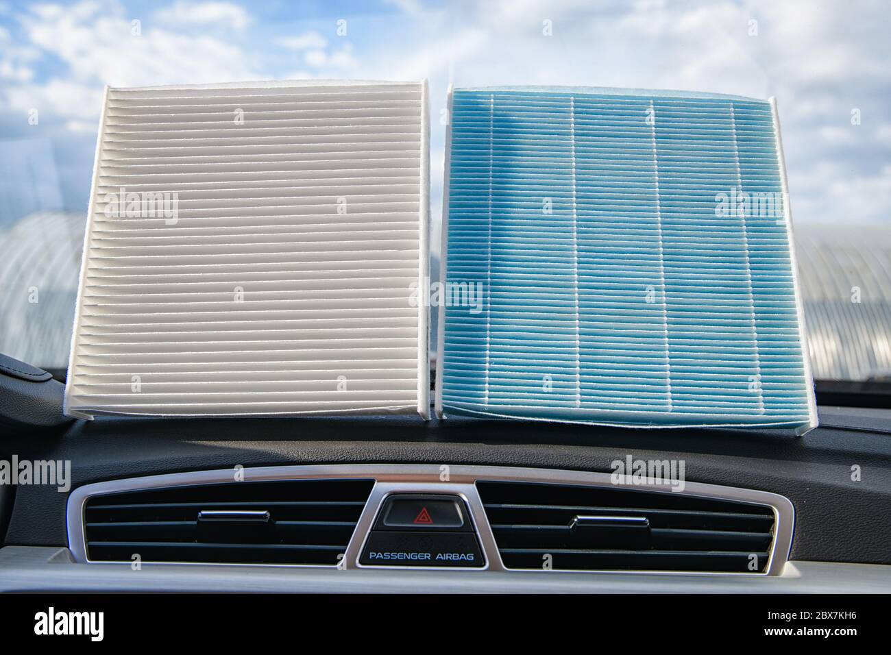 divers filtres du climatiseur de la voiture sur le déflecteur central Banque D'Images