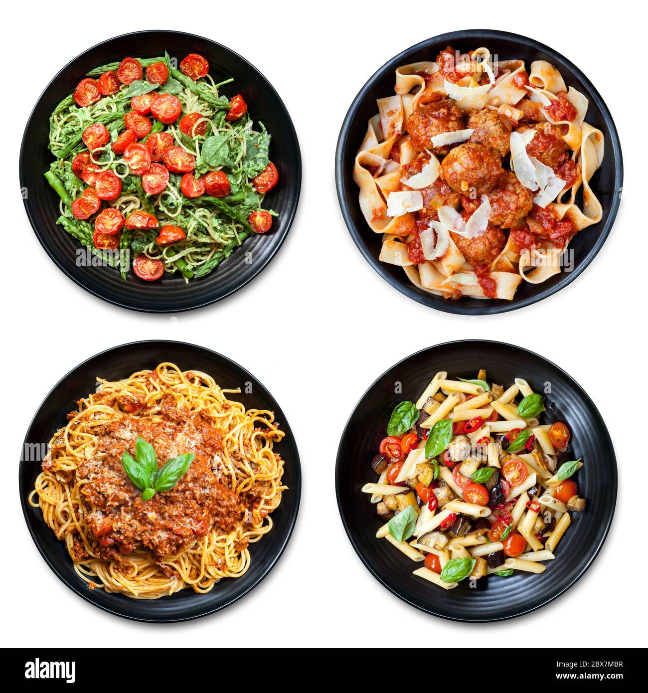 Pâtes collage de repas sur plaque noire, isolé sur blanc. Vue du dessus. Comprend des spaghetti, des fettucine, des penne et du ruban. Banque D'Images