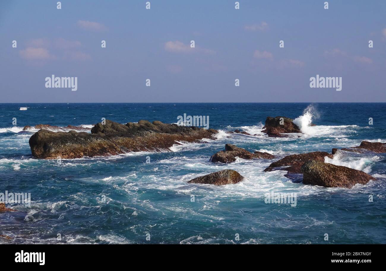 Rochers noirs dans l'océan pacifique à Taitung, Taïwan Banque D'Images