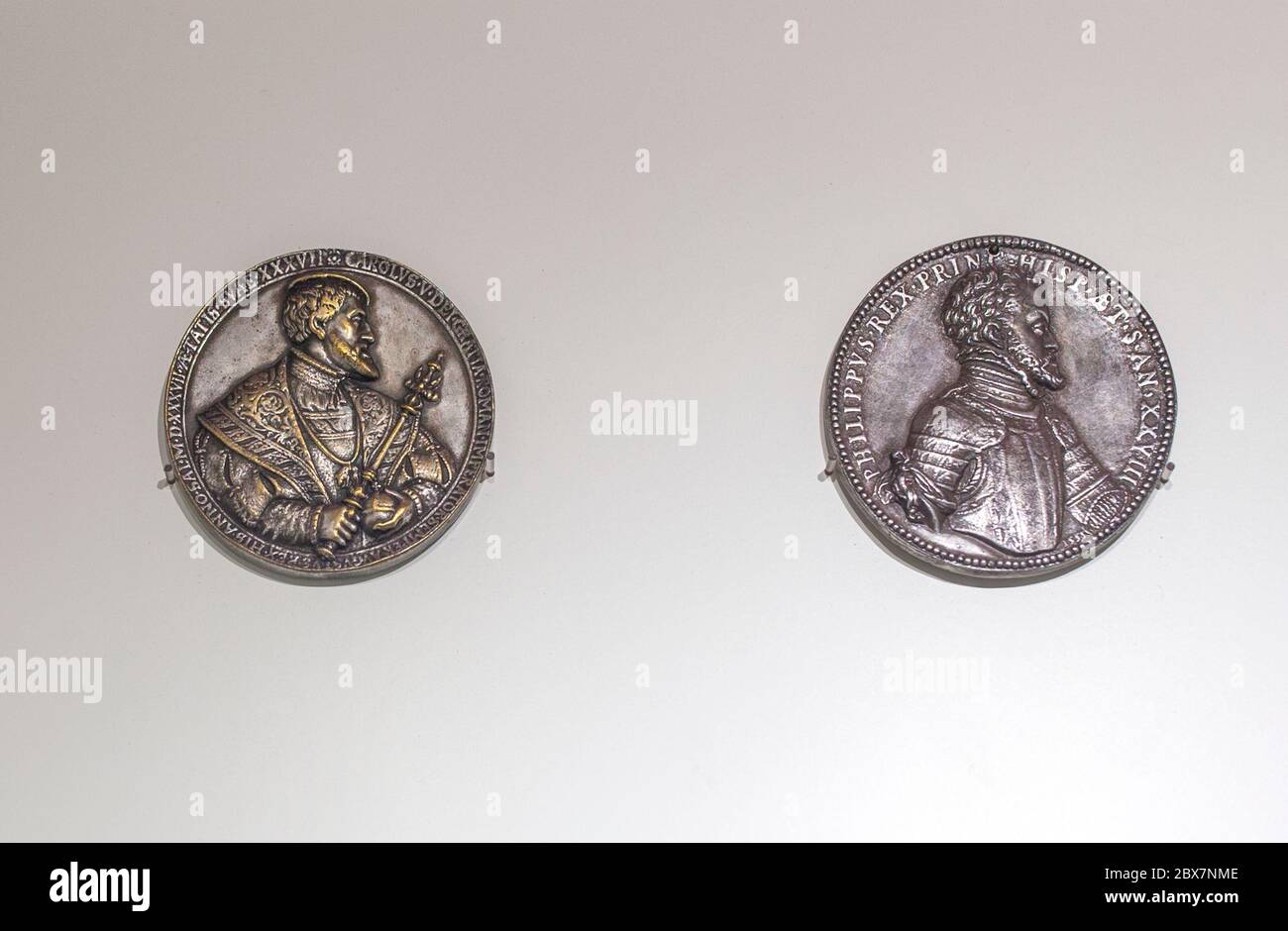 Médailles consacrées à Charles V par Hans Reinhart en 1537 et Philip II d'Espagne par Jacopo da Trezzo en 1555. Banque D'Images