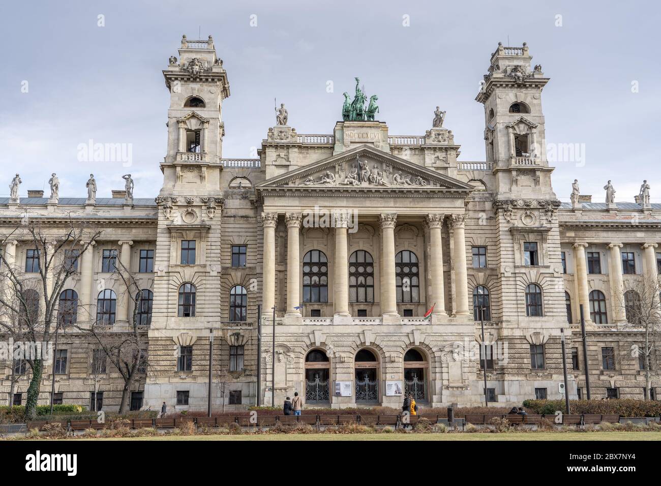 Façade néo-Renaissance avec sculptures allégoriques du Musée d'Ethnographie de Budapest Banque D'Images