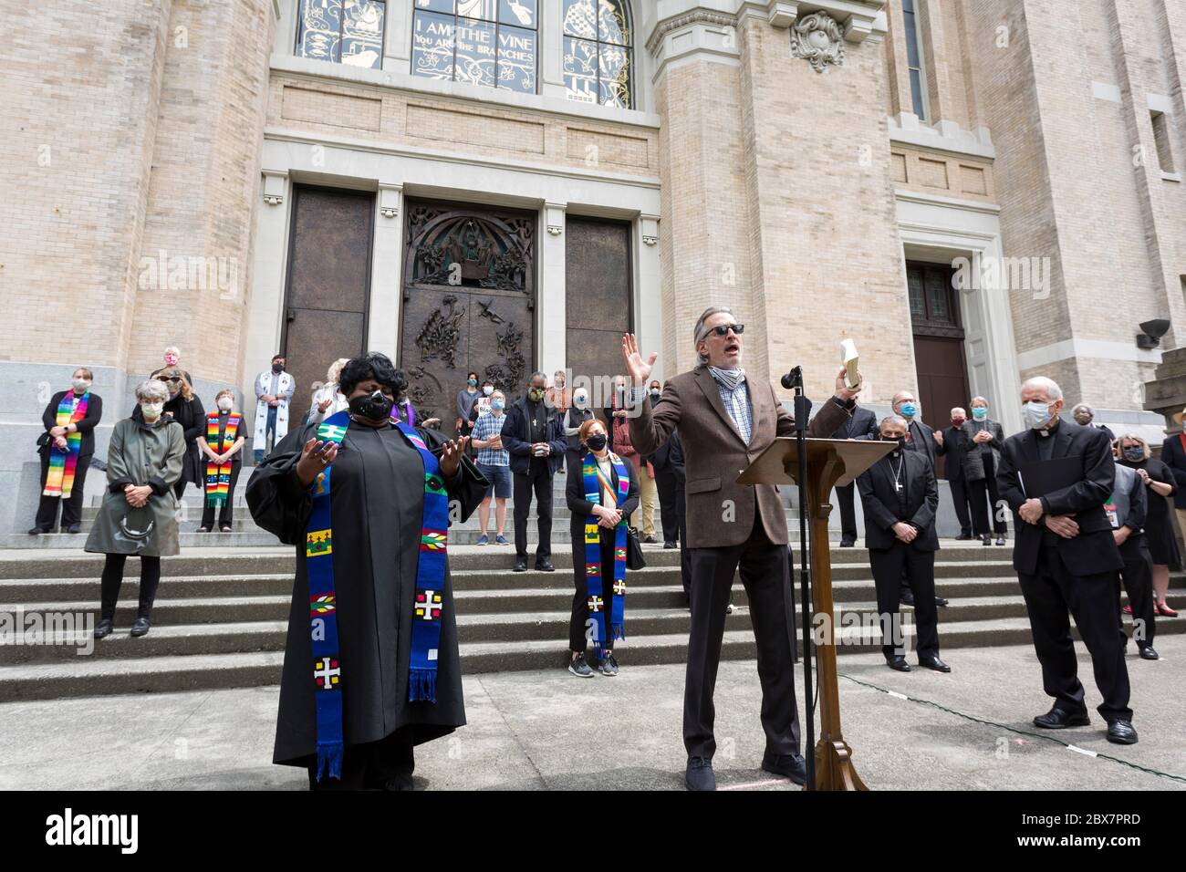 Le rabbin DANIEL WEINER mène une prière lors d'une veillée à la cathédrale Saint-Jacques à Seattle le vendredi 5 juin 2020. Le clergé de nombreuses traditions de foi se rassemblait pour un "moment de prière et de lament" pour prier et observer huit minutes, 46 secondes de silence en souvenir de George Floyd. Weiner est le rabbin principal du Temple de Hirsch Sinai de Seattle. Banque D'Images